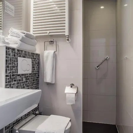 Otel Larende 3*